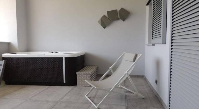 House with hot tub — photo 2