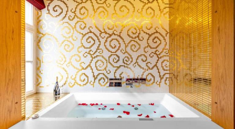 Family-oriented serviced apartment with garden, hot tub & terrace | Near Prague Castle | Suitable for remote work | Pets allowed — photo 4