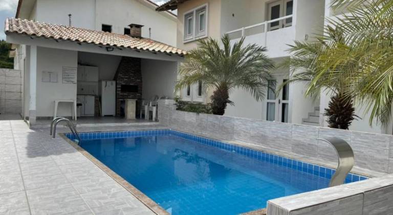 Apartment with pool — photo 5