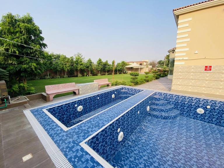 Bungalow with yard, BBQ & pool — photo 5
