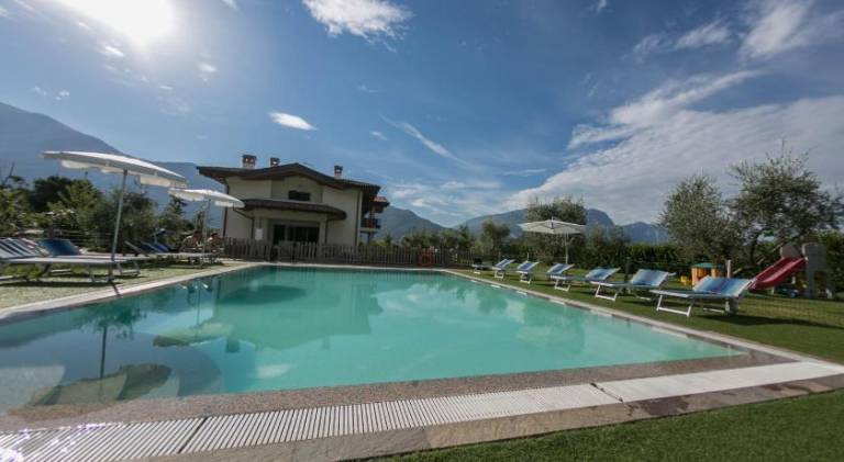 Serviced apartment with yard, barbecue & pool — photo 3
