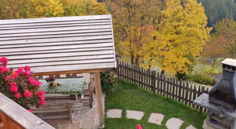 Chalet with patio, yard & barbecue — photo 5