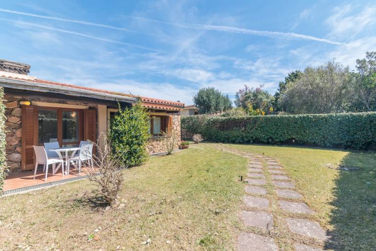 Beautiful villa with yard & terrace | Garden view | Close to the beach | Pets are welcome in Palau