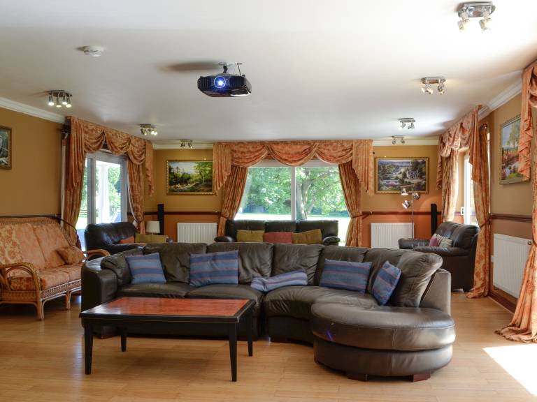 Child-friendly cottage with garden, patio & BBQ | River view | Dogs allowed — photo 3
