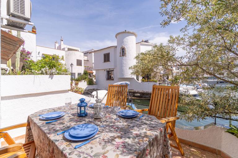 Villa with patio, grill & yard in Roses