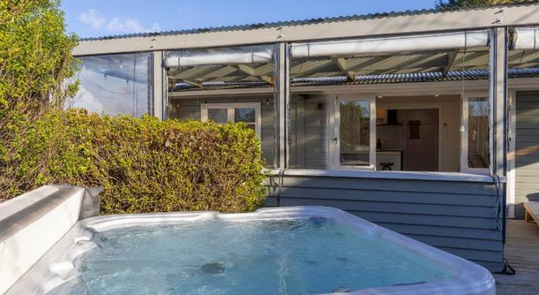House with hot tub — photo 4