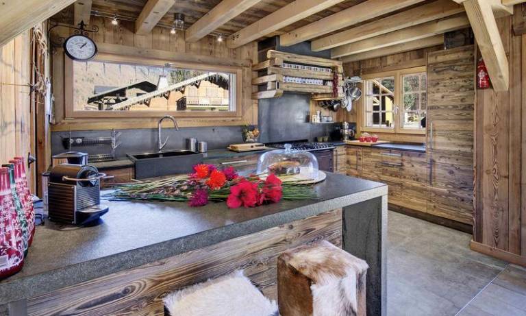 Chalet, Ground floor, terrace, balcony, fireplace or stove, 800m², Morzine — photo 3