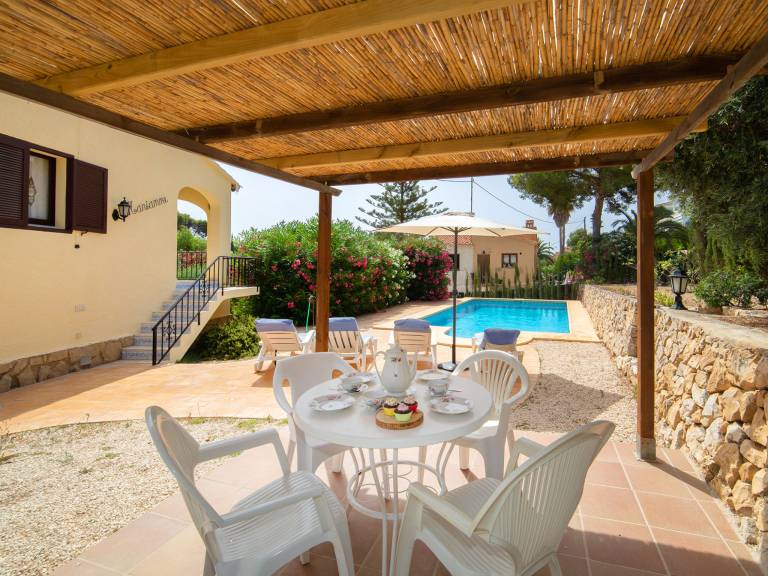 Children-friendly house with patio, private pool & garden | Dogs allowed — photo 2