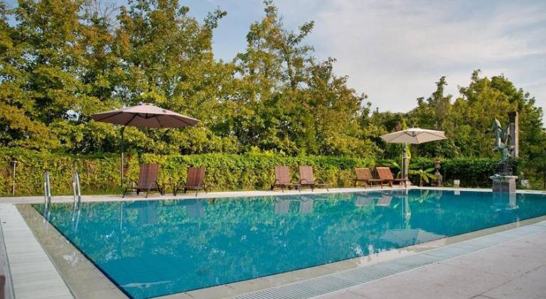 Vacation home with yard, private pool & patio | Suitable for remote work — photo 4