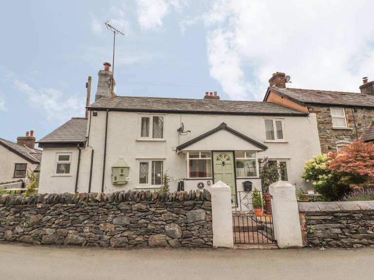 Cottage with yard & patio | Beach view in Conwy