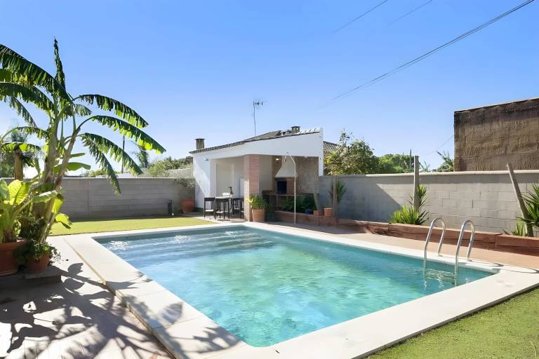 Villa with barbecue, yard & fast internet — photo 2