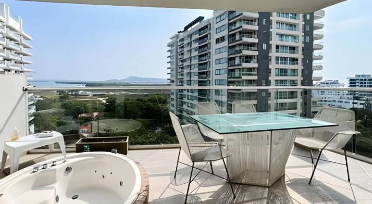 Apartment with jacuzzi, pool & patio in Cartagena