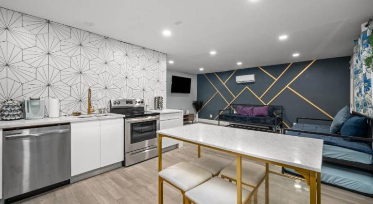 Comfortable 2BR Uptown Escape with Free Park in Houston, TX