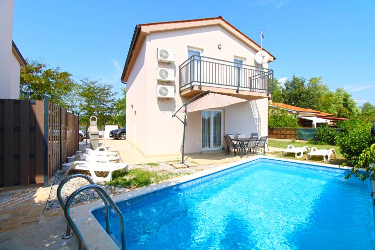 House with pool, terrace & barbecue in Medulin