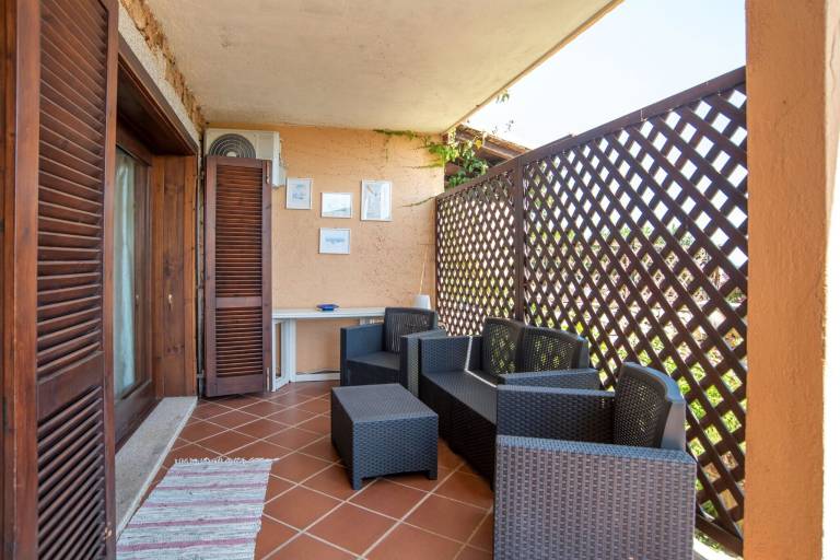 Apartment with yard & terrace — photo 5