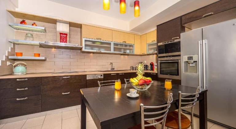 Fully equipped villa with BBQ, patio & yard | Next to the beach | Perfect for remote work | Dogs allowed — photo 2