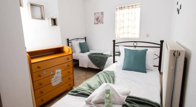 Fully equipped spacious house with barbeque, yard & terrace | Perfect for remote work | Pet-friendly in Heraklion