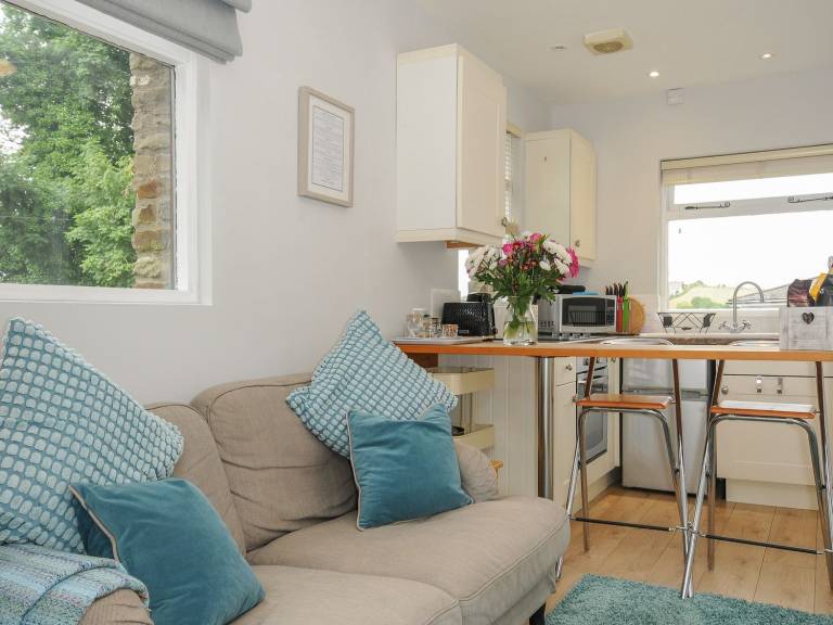 Family-oriented wonderful cottage with jacuzzi, grill & yard | Beach view | Pets allowed — photo 5
