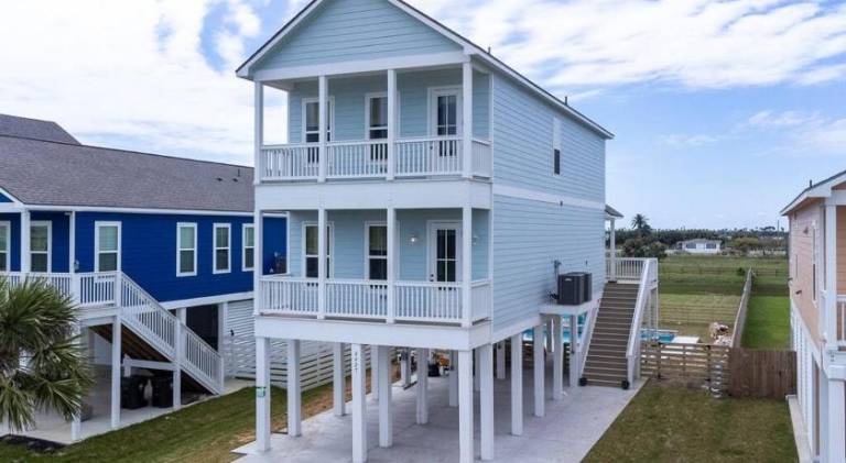 Fully equipped house with garden, private pool & grill | Perfect for remote work | Pet-friendly in Galveston, TX