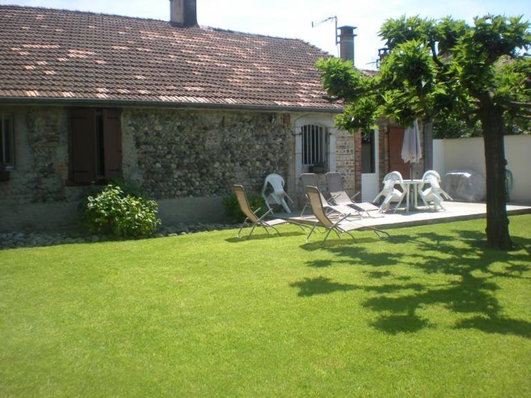 Gite with patio, grill & garden in Tarbes