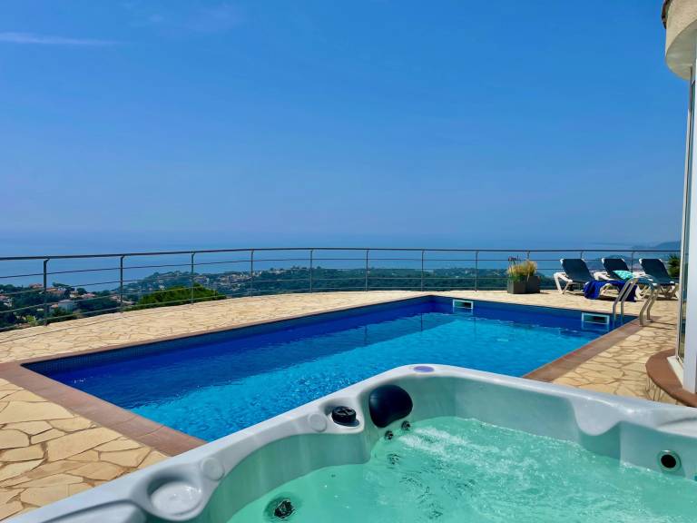 Fully equipped villa with jacuzzi, barbeque & terrace | Panoramic view | Pet-friendly — photo 3