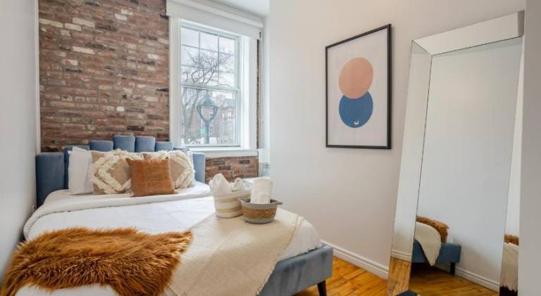 Chic 4BR Haven Sunlit in Downtown MTL — photo 2