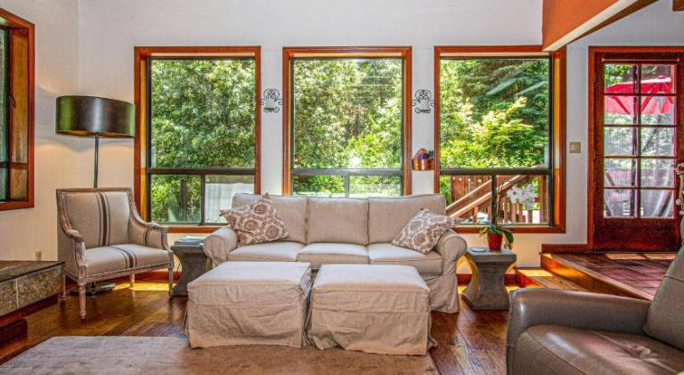 House with hot tub | Pets are welcome — photo 2