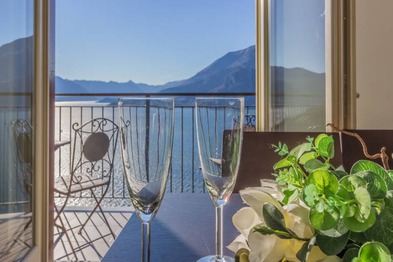 Apartment with terrace & pool in Varenna