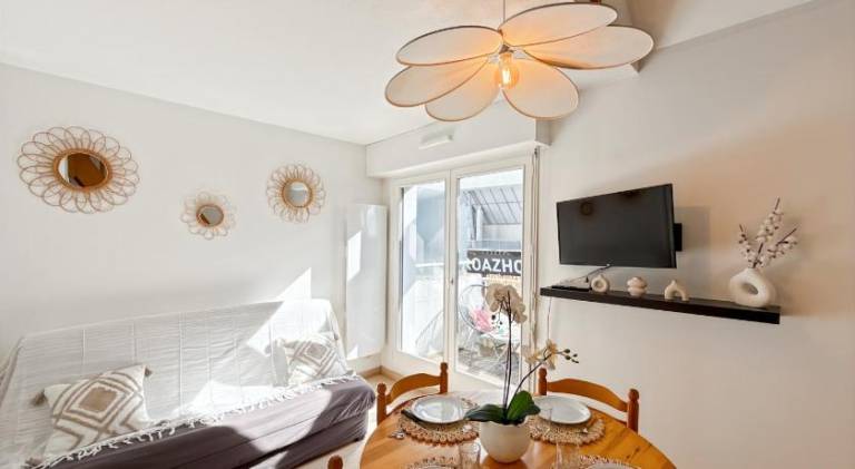 Rental apartment with patio — photo 2