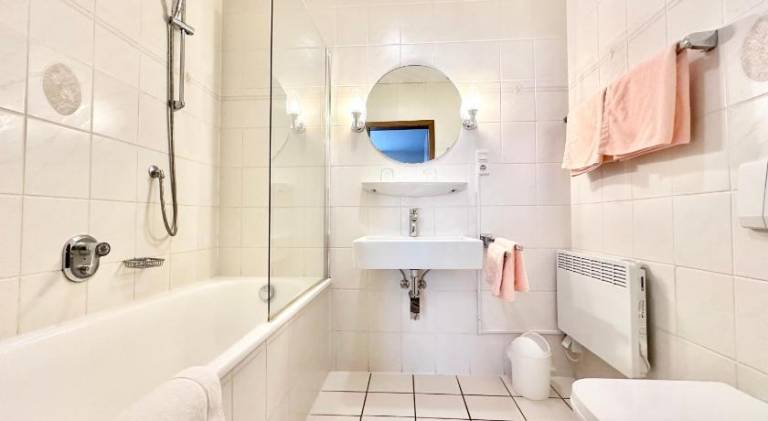 Hotel Deutsches Haus mit WLAN und Parkplatz, HDZ und Kliniken in der Nahe, direkt an der A2 und A30 — photo 5