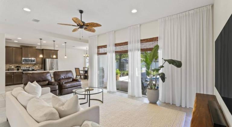 Vacation home with pool — photo 2