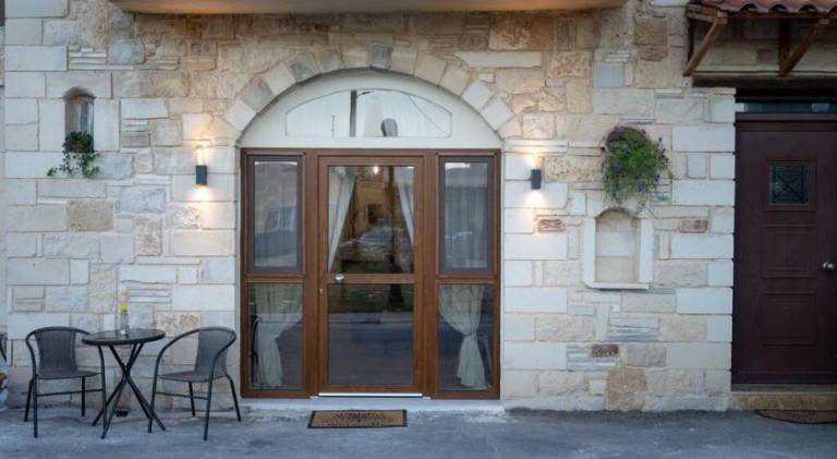 Rental apartment with patio — photo 3
