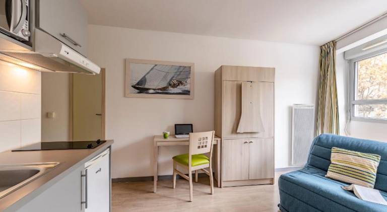 Serviced apartment with yard & pool — photo 4