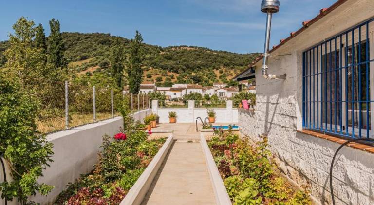 Villa with pool — photo 3