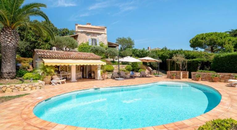 Villa with pool — photo 4