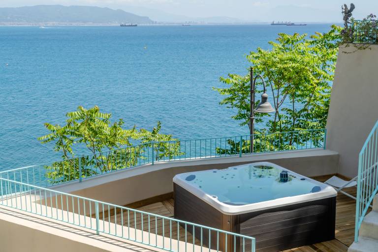 Villa with terrace, yard & jacuzzi | Sea view — photo 3