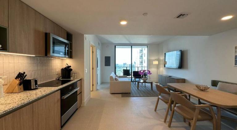 Charming rental apartment with pool | Next to Bayside Marketplace | Pet-friendly — photo 3
