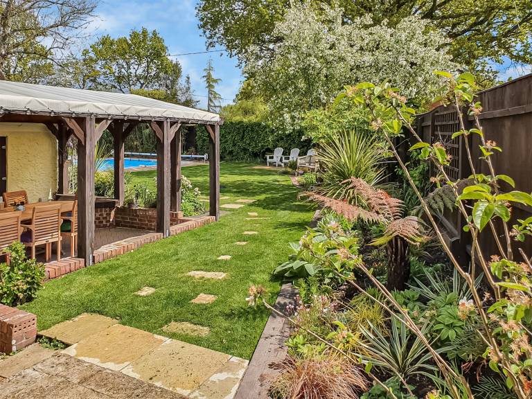 Cottage with garden, pool & grill — photo 2