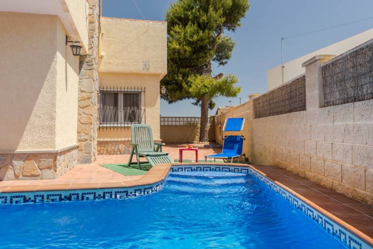 Family-oriented nice villa with patio, private pool & barbeque | Mountain view | Beach nearby | Good for workation | Dogs allowed — photo 2