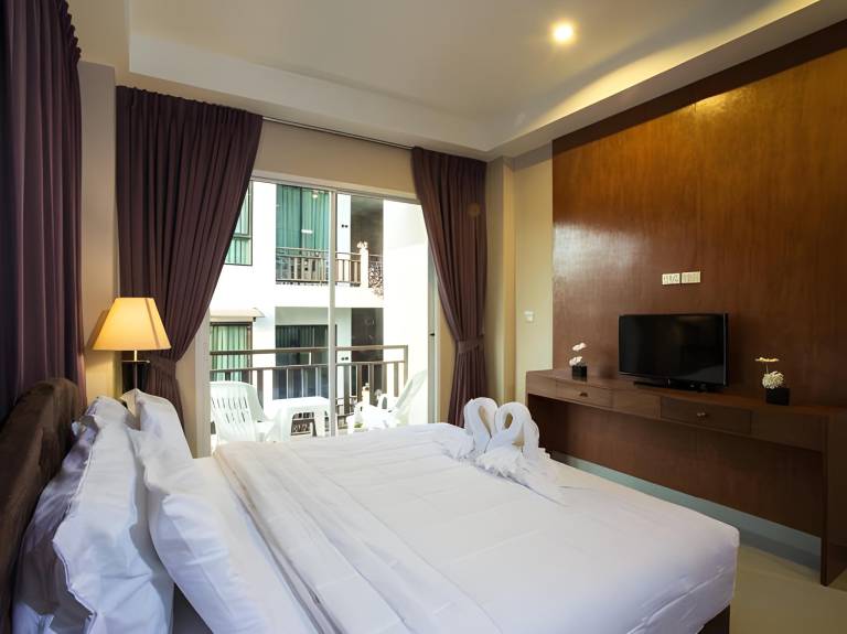 Kata Beachwalk Hotel and Bungalows — photo 2