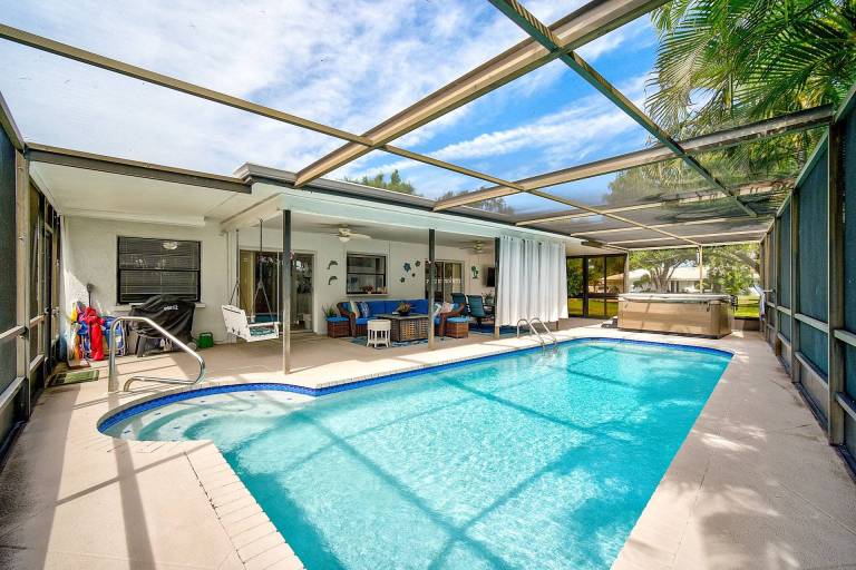 Fully equipped house with private pool, barbeque & hot tub | City view | Pet-friendly — photo 3