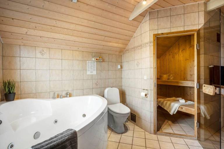 Family-oriented pleasant vacation home with barbeque, sauna & hot tub | Pets are welcome — photo 3