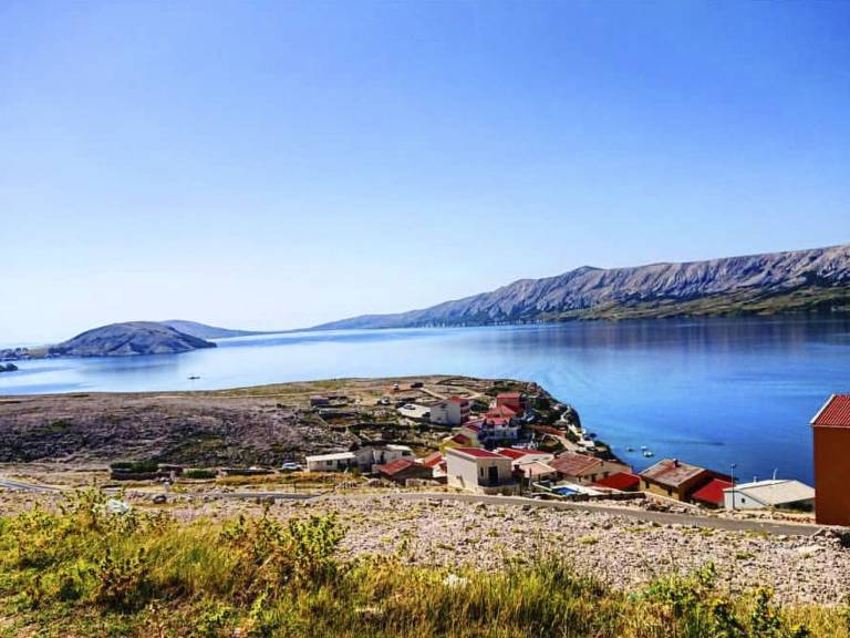 Apartment with patio, barbecue & yard in Senj