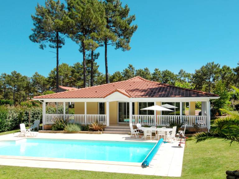 Fully equipped vacation home with patio, private pool & BBQ | Pet-friendly — photo 4