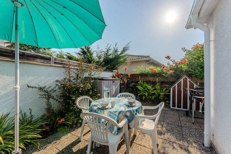 Vacation home with fast internet, terrace & grill | Garden view — photo 2