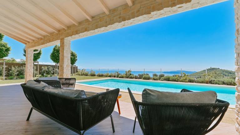 Villa with patio, pool & barbeque — photo 4