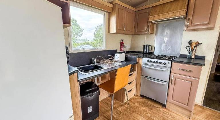 6 Berth Caravan For Hire At St Osyths Holiday Park In Essex Ref 28099Gc — photo 5
