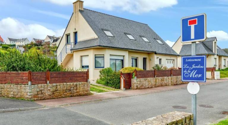 Apartment with barbeque & yard in Roscoff