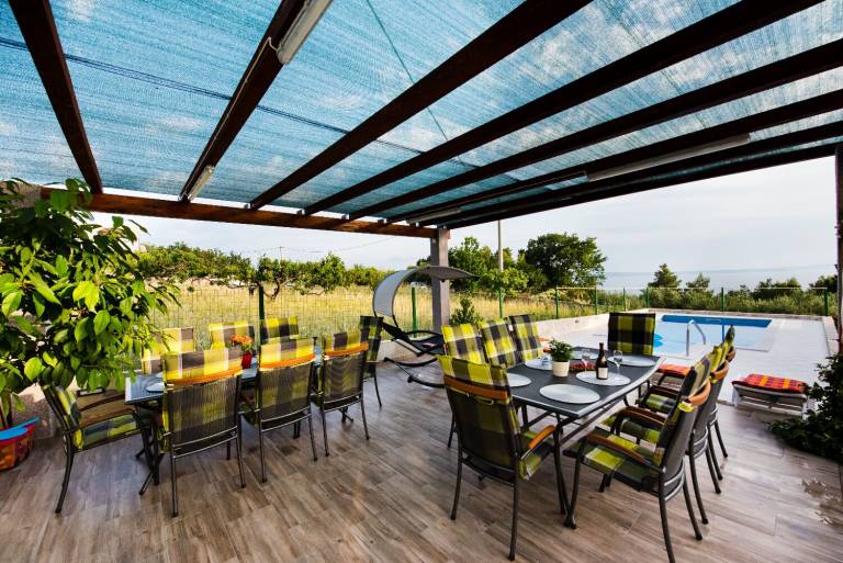 Fully equipped holiday apartment with barbecue, pool & terrace | Garden view | Beach nearby | Pets allowed in Podstrana