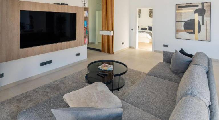 Pleasant vacation home with private pool, terrace & garden | Pets allowed — photo 2